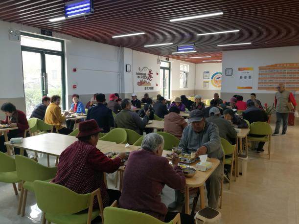 老人們在首康壹家居家社區(qū)養(yǎng)老服務(wù)中心就餐.jpg