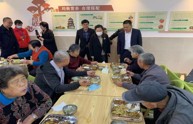 老人們在靈珠山街道居家社區(qū)養(yǎng)老服務(wù)中心就餐.jpg